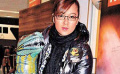李珊珊怀抱恐龙玩通宵 单身坦言婚姻听上天安排