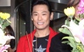 杜德伟跨年一定再“脱掉” 当众被老板吻而吃惊